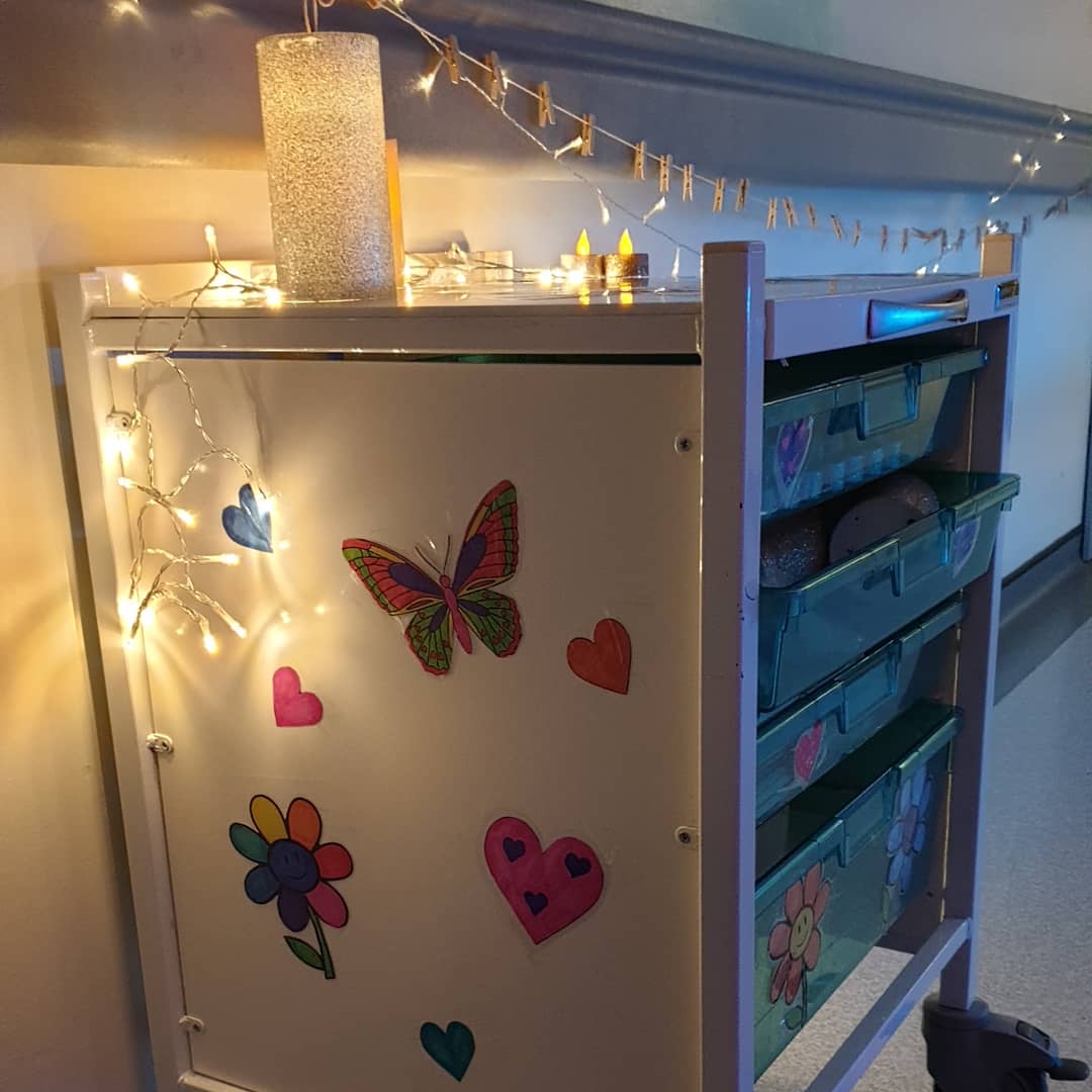 katherinemabey's tweet photo. Last night we set up the sensory trolley to be shared between labour ward &amp; the birth centre. This trolley is packed with fairy lights, "tealights" and "candles" to transform our labour rooms into beautiful relaxing spaces ❤ @uhdbtrust #DerbyMaternity #teamUHDB #DerbyBirthCentre https://t.co/FuJFslhO2j