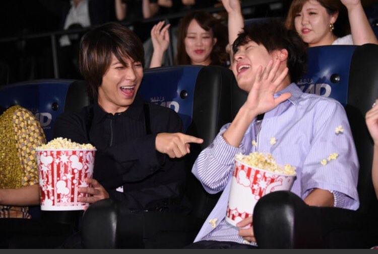 w_codeblue's tweet image. 4DXでポップコーンとんじゃった大ちゃんを見て笑ってる山P笑 この写真かなり好き、推せる笑笑