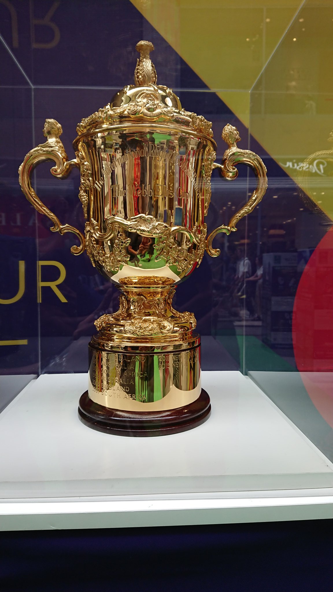 スポーツイラストレーター T Andoh Kobe Day2 イタリアから帰省 笑 してくる友達とブラブラ 助っ人外国人みたいやけど ただのスペイン語教師のオッサンやから 笑 ラグビーワールドカップ トロフィー置いたった 神戸 Kobe Lovekobe