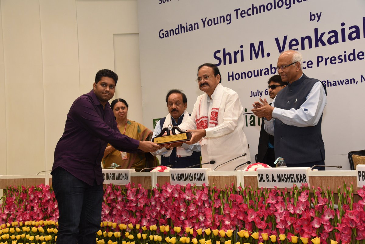 VPIndia's tweet image. Presenting Gandhian Young Technological Innovation Awards to innovators at an event organized by the Society for Research and Initiatives for Sustainable Technologies and Institutions at Vigyan Bhawan in New Delhi today. @IndiaDST #Innovation #GTYIA