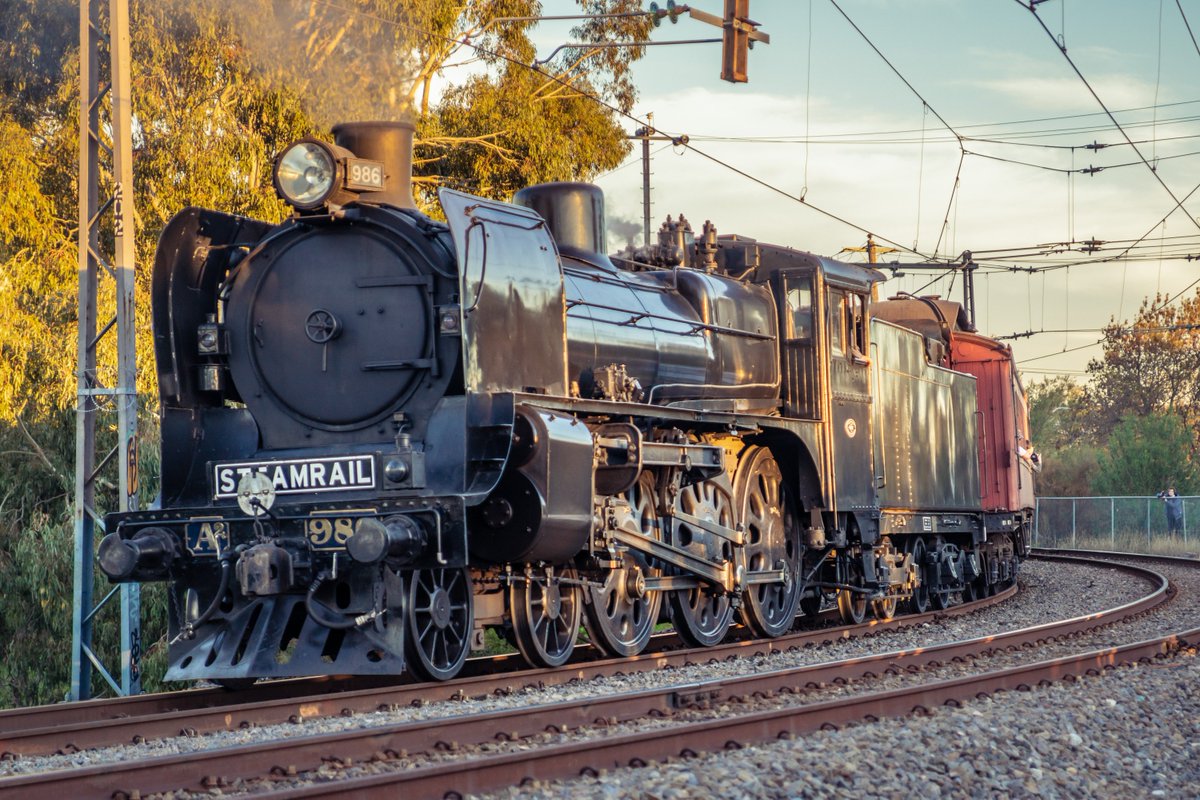 regularsteven's tweet photo. You don't see this every day in #Melbourne 

#steamrail #visitMelbourne https://t.co/Ozl5P9Wai7
