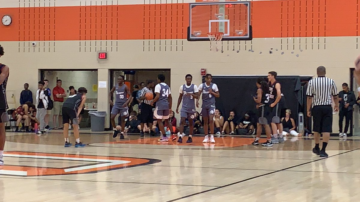 RoundballRemix's tweet photo. Phenom 16U vs. Family First 🔥  a super fast pace to this game.  Two athletic and good competitive teams🙌🏾. #RoundBallRemixClassic2019 #HeatingUpTheHardwood #ChampionshipHoopSeries #GetShooksports #FloatFam https://t.co/WziQFw1CoM