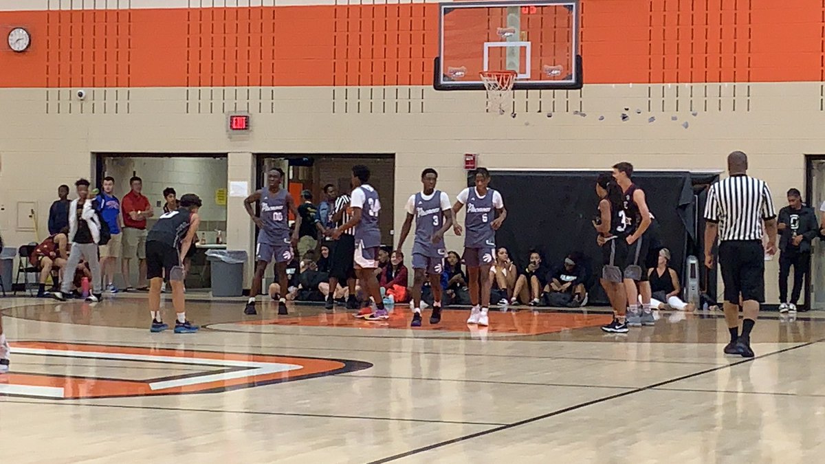 RoundballRemix's tweet photo. Phenom 16U vs. Family First 🔥  a super fast pace to this game.  Two athletic and good competitive teams🙌🏾. #RoundBallRemixClassic2019 #HeatingUpTheHardwood #ChampionshipHoopSeries #GetShooksports #FloatFam https://t.co/WziQFw1CoM
