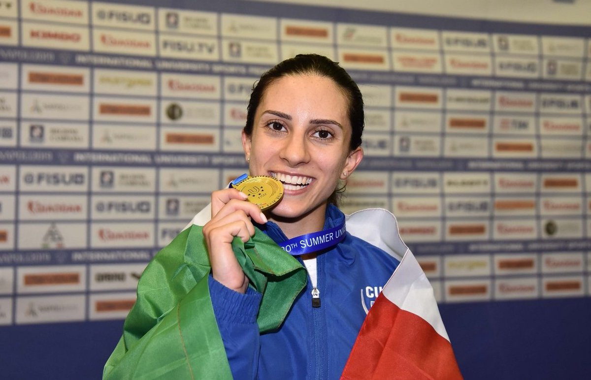 poliziadistato's tweet photo. #Universiadi #Napoli2019 #Fiammeoro sul gradino più alto del podio nella #scherma 🤺 con #EricaCipressa che batte in finale la francese #Patru e conquista la medaglia d’oro🥇nel #fioretto femminile #napoli2019_ita #universiadi2019 #tobeunique 🇮🇹👏👏 https://t.co/SAfQxcpHZy