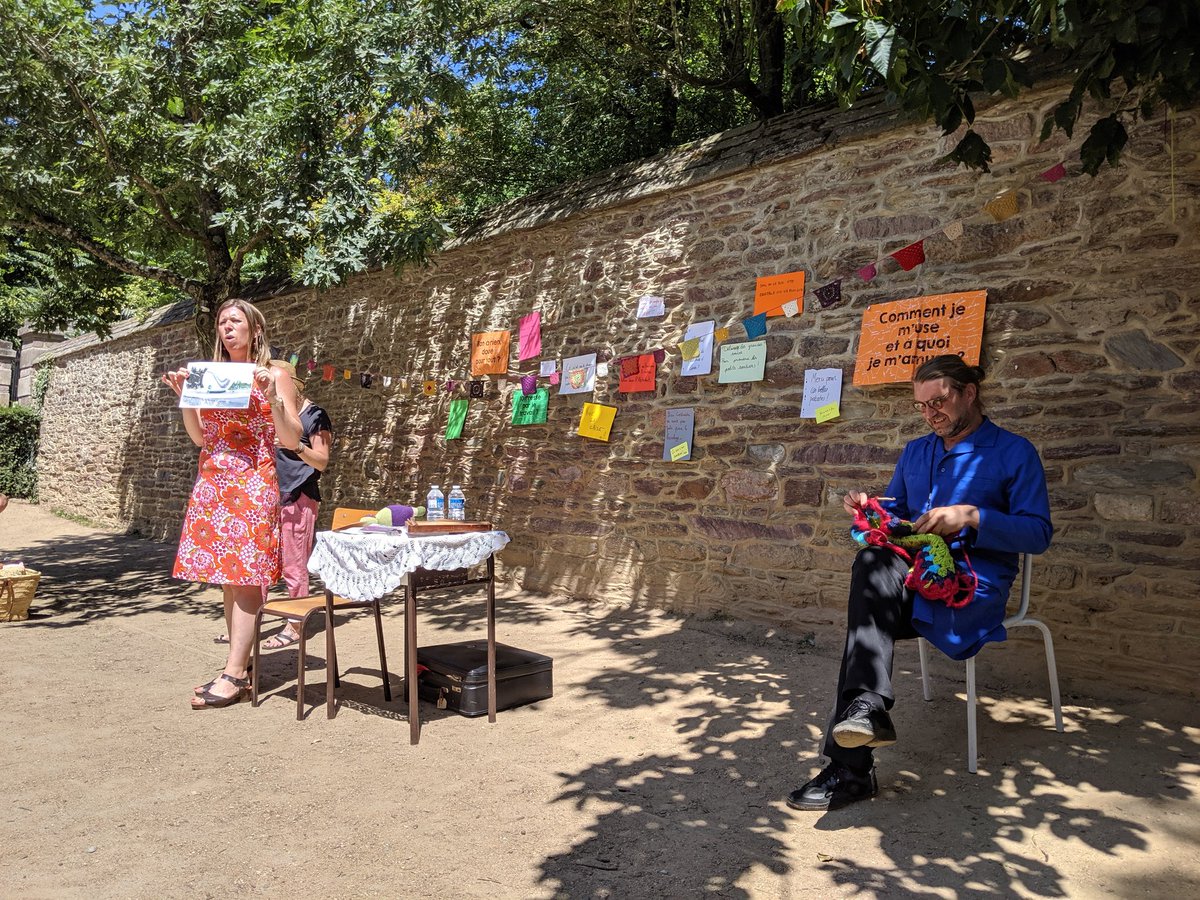 En pleine réunion d'harmonisation et de régulation de la coopérative parceque "participer c'est arrêter de grogner" 😆 #tombeedelanuit