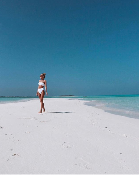 Saturday Mood. 🏝 
.
.
.
📸 : josefinmartensson

#beach #holiday #vacation #lagoon #sandbank #Maldives #travel #life #honeymoon #serene #summertime