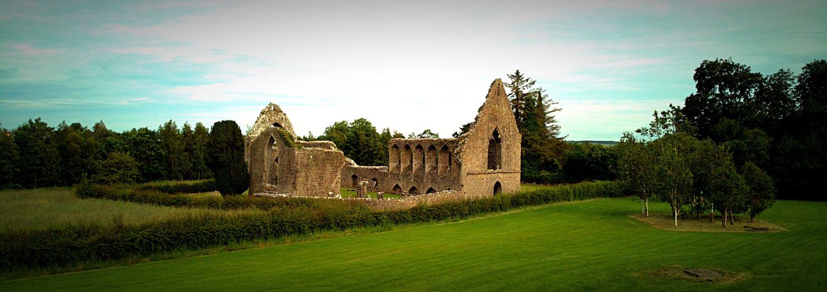 Some spectacular drone footage of Roscommon Castle & the ancient 12c ruins of the old Abbey at the rear of @Abbeyros captured by @ianprangnell #PictureOfTheDay @HeartlandsIRL @Failte_Ireland @FailteIntMedia @TourismIreland @irelandhistory @RoscommonT @HeritageWeek @roscommonie