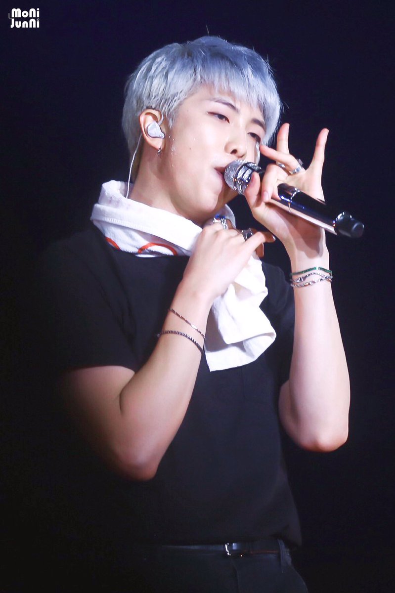 막컷은 마이크 너무 예쁘게 쥐구 있어서,,