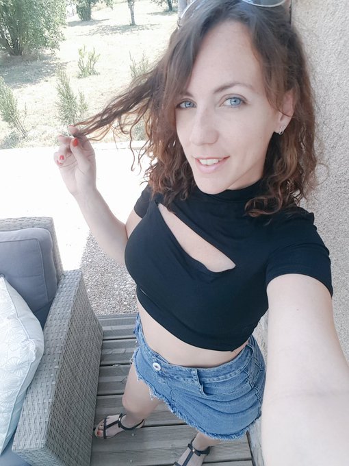 Bonne journ&eacute;e &agrave; vous mes ch&eacute;ris !! Merci d'&ecirc;tre 20k &agrave; me suivre 😘😘😘😘😘😘 https://t.co/auORF7fAzU<a href="/tag/girlsoftwitter"class="tags"><span>#girlsoftwitter</span></a><a href="/tag/naughtygirl"class="tags"><span>#naughtygirl</span></a><a href="/tag/ngot"class="tags"><span>#ngot</span></a>