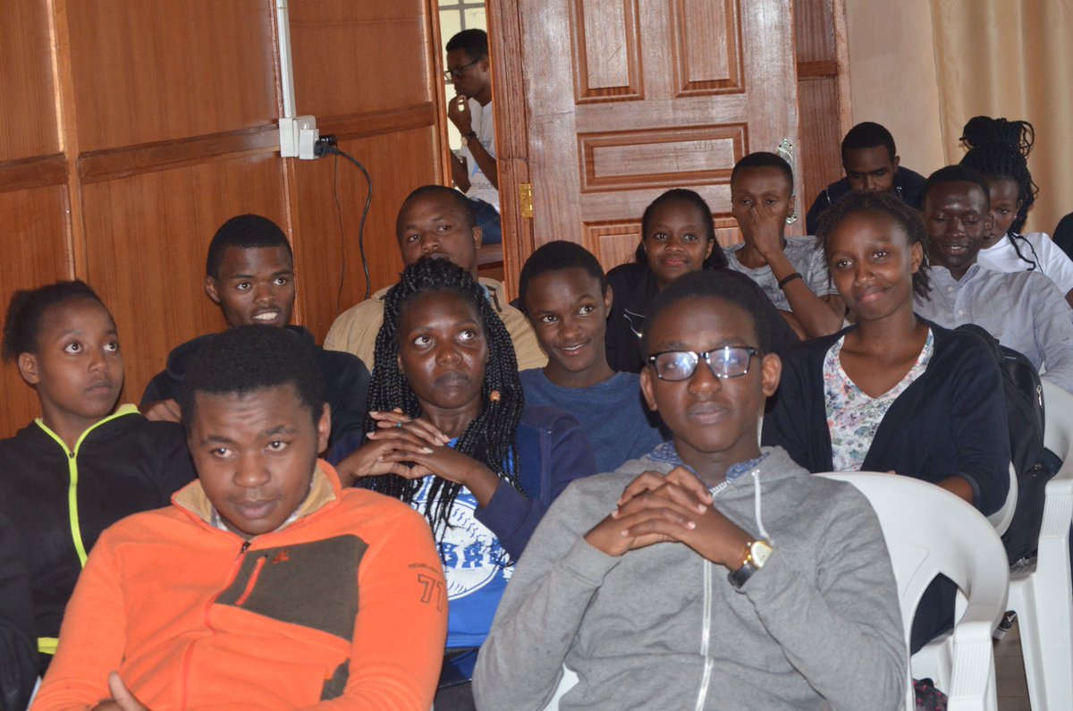 GDG_Nyeri's tweet photo. Participants keenly following the session
#IOextended19
#IOextendednyeri
@GDGNyeri
@WTMNyeri
@DSCKimathi
@dehub_dekut
@DekutKenya https://t.co/lQJmd8nCef