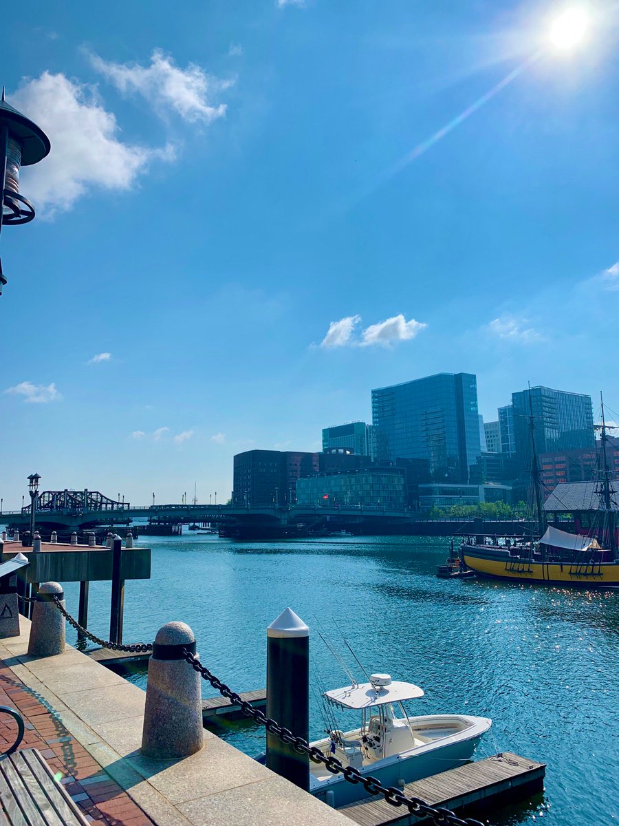 Beautiful day on the Channel to come dance, paint & create with @fortpointtc. Today from 10a-12p on Waterfront Plaza (outside Smith & Wollenskys’s). #Free and open to the public! No sign up necessary. #LinkInBio for more info! See you soon! 🕙 #freethingstodo #seaportbos