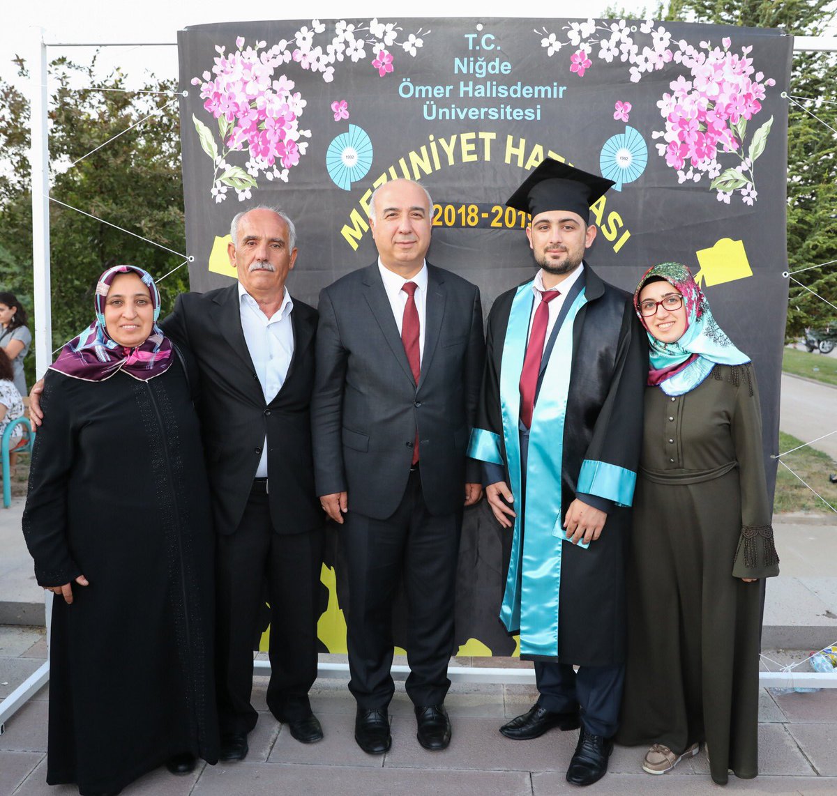 Muhsin Kar On Twitter Mezuniyet Toreninin Ardindan Mezuniyet Hatirasi Fotograflari Cekilen Ogrencilerimize Ve Ailelerine Denk Geldik Basarilarinin Devamini Dilerim Nigdemezuniyethatirasi Nigdemezuniyetcoskusu Nigdeomerhalisdemiruniversitesi