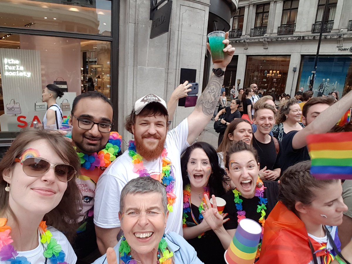 LizzieNMP's tweet image. Waiting with @GreyJason2 to cheer as you go by @DrGilluley