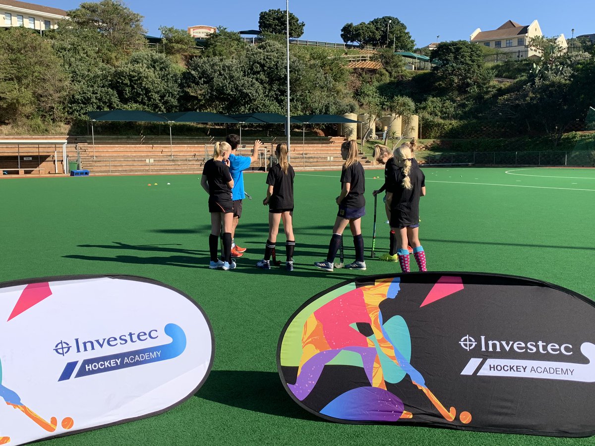 Shells_bells_'s tweet image. National player @Jethro_Ray back from tour to give his advice to these eager hockey girls @HockeyAcademySA @petadixon @Investec