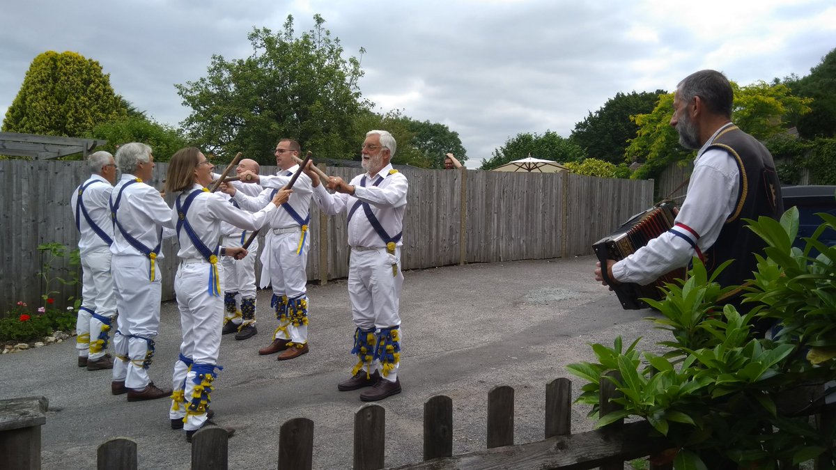 We're on the Blackheath Morris 50th anniversary tour with @DacreMorris, <a href="/ClausentumM/">Clausentum Morris</a>, <a href="/MadJacksMorris/">Mad Jack's Morris</a> &amp; St Albans Morris! Just danced at the <a href="/Queensheaddowne/">Queens Head, Downe</a>, now heading to The Crown Inn, Chislehurst.  #MoreDancing