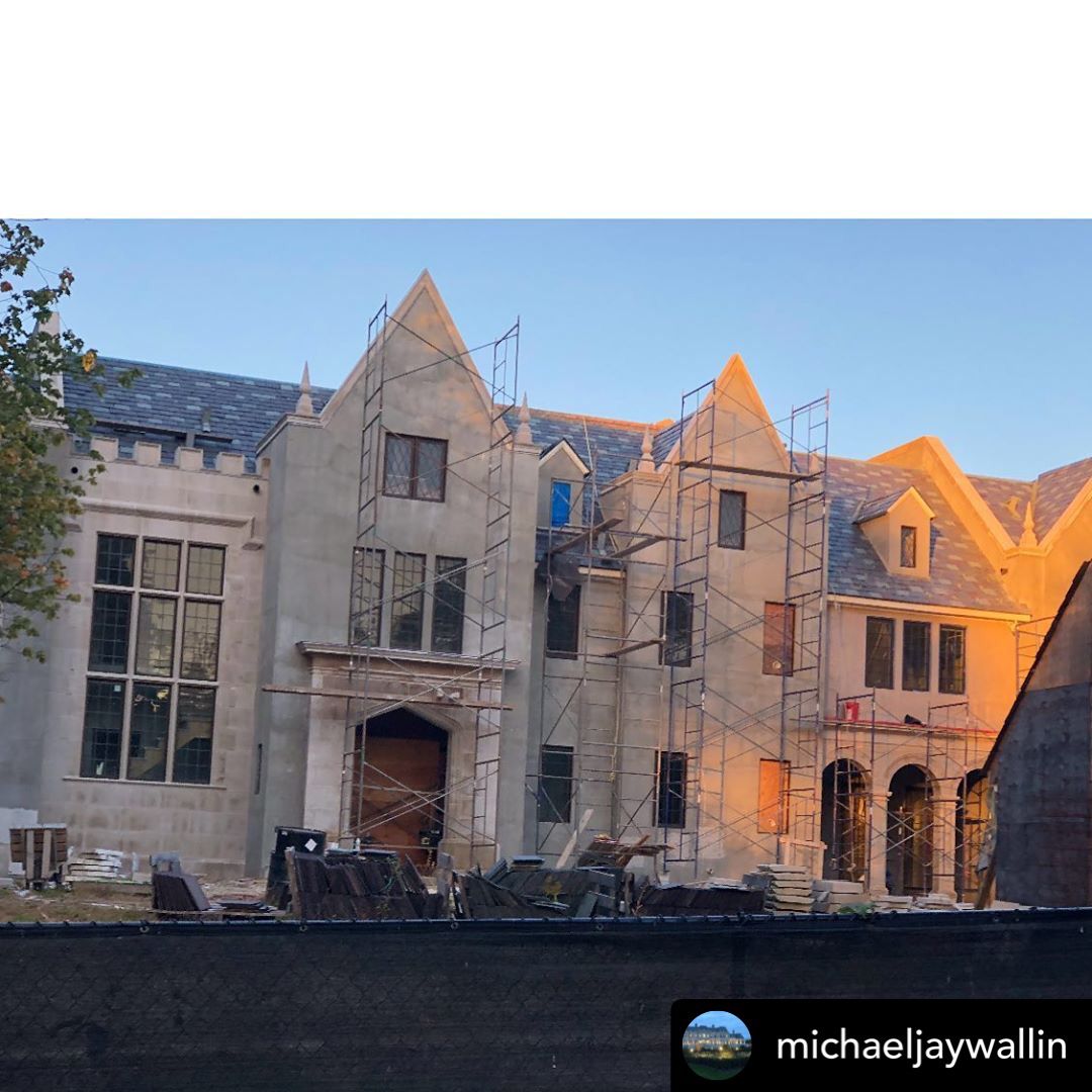 LoewenWindows's tweet photo. This spectacular estate by #michaeljaywallin features windows with a gorgeous bronze anodized finish and lead tape. #loewen #loewenwindows #kingspoint #newyork #northshorewindowdoor #bronzewindows https://t.co/iCqFoMY7MK