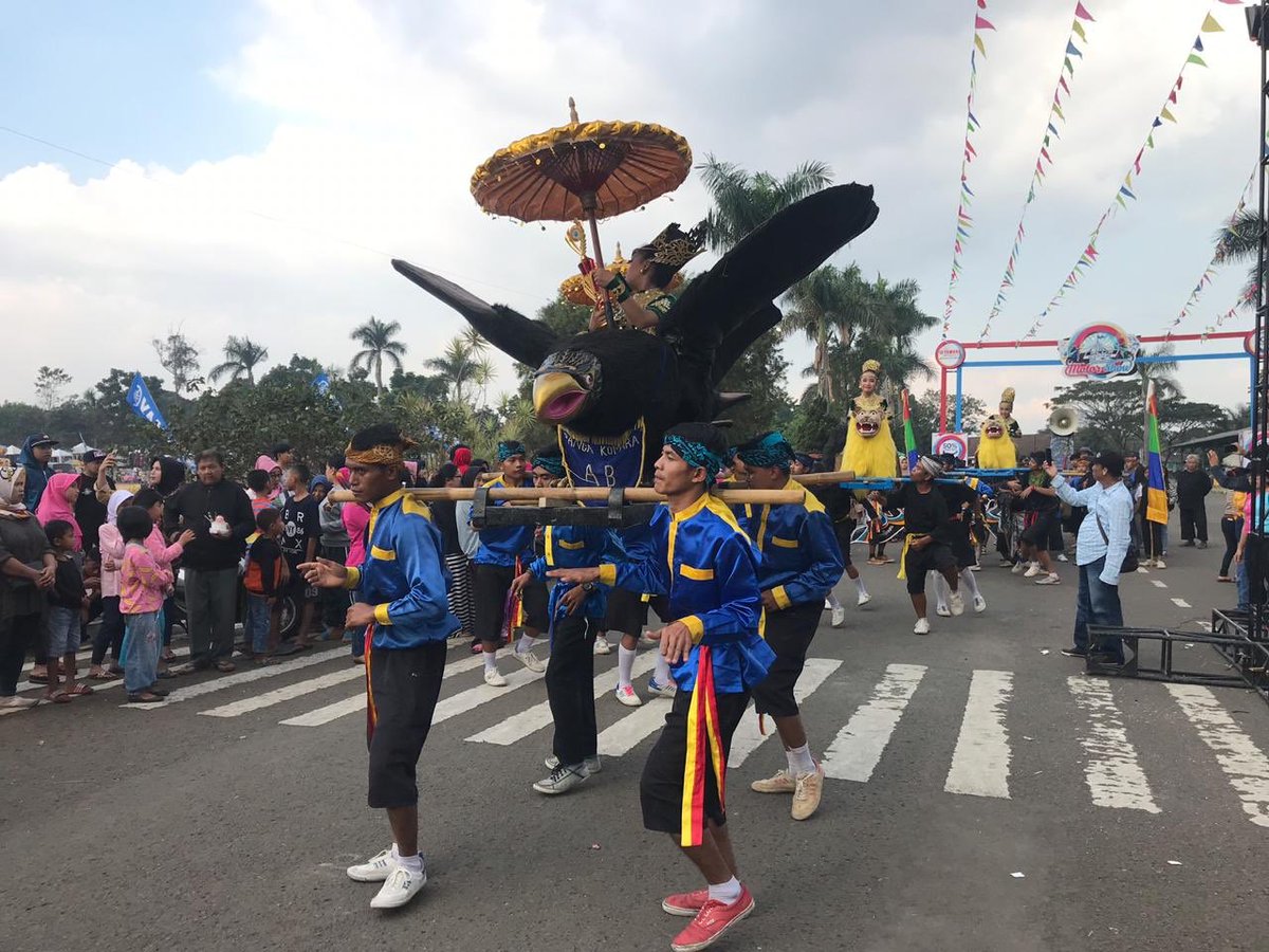 yamahaindonesia's tweet photo. Pertunjukan Sisingaan, kesenian khas Subang Jawa Barat juga menghibur BYMS 2019 di Cimahi dan  pertunjukan dari adik-adik bertalenta untuk meramaikan acara #BYMS2019! https://t.co/VYcU4ZqkcA