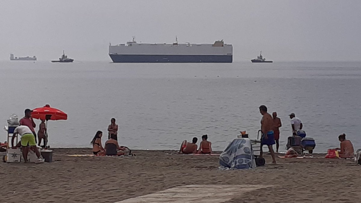 #Málaga Y ahí llega escoltado 🛳🛥🛳🚤 <a href="/malagaport/">Puerto de Málaga</a> #malagaconacento
📸 <a href="/antonioangelsa2/">Antonio Angel Salado</a>