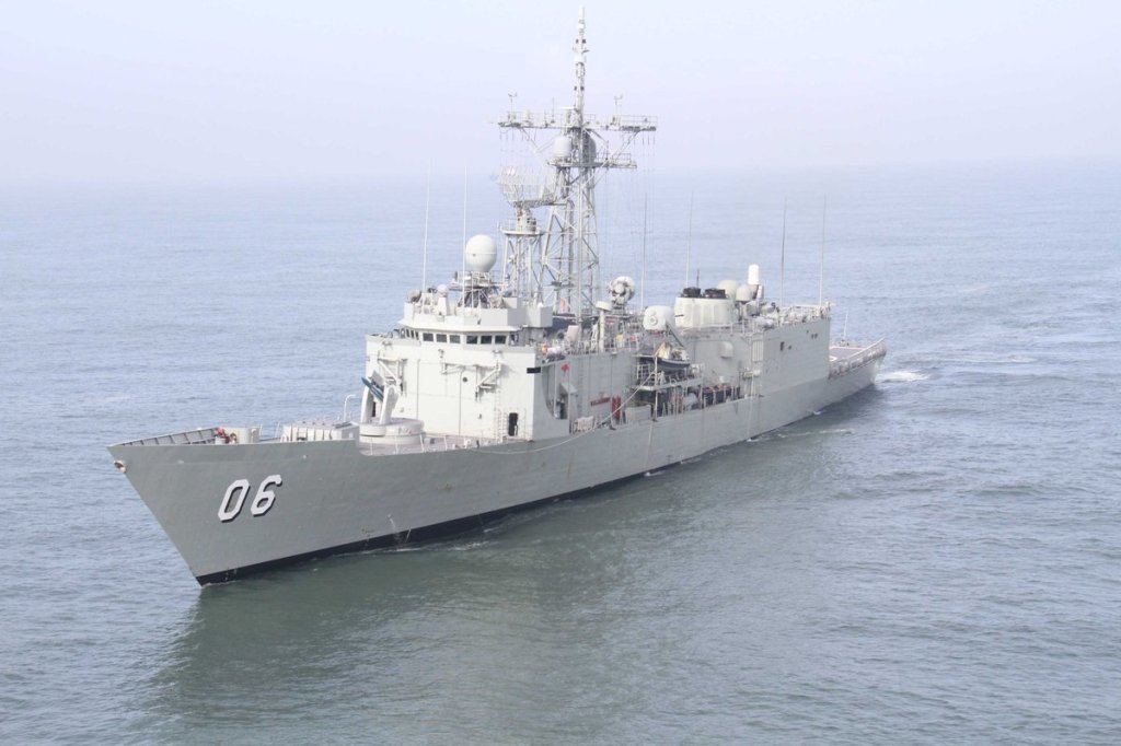 defpostmedia's tweet photo. Royal Australian Navy decommissioned its Adelaide-class guided-missile frigate #HMASNewcastle (#FFG06) after 25 years of service during ceremony at her home port of Garden Island in Sydney, on June 30. #AusNavy #Australia https://t.co/M7W2vTacRi https://t.co/UzqfmqY758