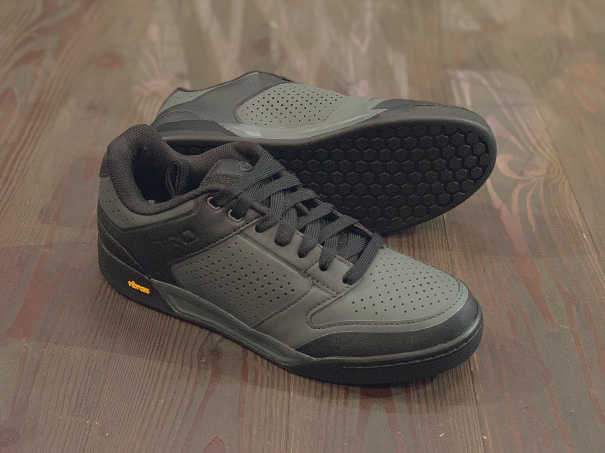 clamp_bike's tweet image. GIROのフラットペダルトレイルシューズ「RIDDANCE」入荷しました。安定感のあるグリップが得られ、適度にペダル離れが良くペダルを踏む位置の微調整も可能なので、足がずらしにくく不安を感じるMTB初心者の方にもおすすめのシューズです。
clamp-bike.shop-pro.jp/?pid=134713135 ・ 
#giro #riddance