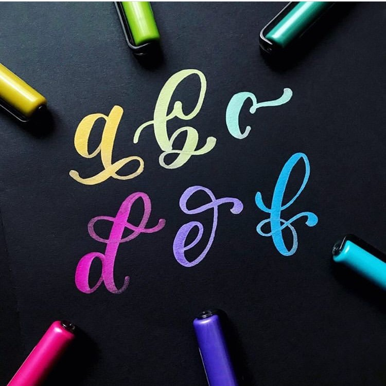 sketchandstory's tweet image. Beatriz has a whole alphabet written specially with Karin Decobrush pens! I highly recommend you check out her amazing abc series at @bealettering.
.
.
.
.
#handlettering #letteringtutorial #calligraphypractice #letteringpractice #karindecobrush #brushpens #brushlettering