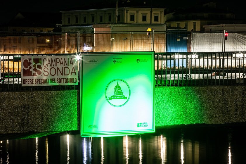 Spectacular images of the El.En. laser which symbolizes friendship between the Florentine and the US population. Shot from the Municipality of Florence onto the Amerigo Vespucci’s bridge, on July 4th, to celebrate the 200 years of presence of the US diplomatic corp in Florence.