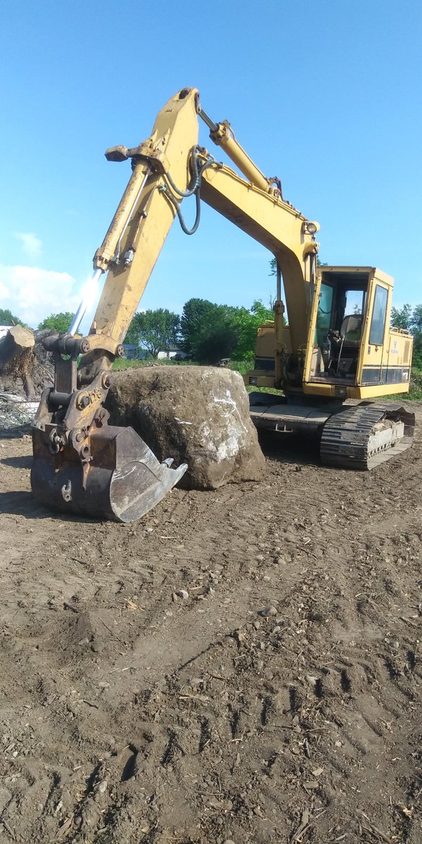 rip_vg's tweet image. co-operative effort to cleanup line fence. #gain50feet  #nomorebrush  #thatwasabiglift  #usewhatyouhave