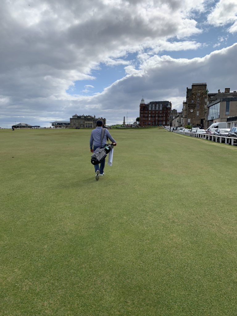 AnthonyMalky's tweet photo. Woke up and queued at St. Andrews at 1 am. This morning I was in the first group off at The Old Course. https://t.co/QzsopV3YzQ