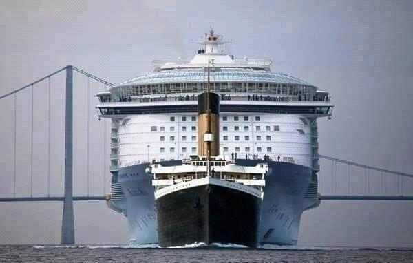 alexmegapc's tweet photo. Un dels creuers moderns comparats amb el Titanic, però no passa res seguim fent creuers aaahhh i que tots cap a Barcelona que contaminen una miqueta, però és turisme, imatge via #universal_sci #canviclimatic #meteo #324eltemps https://t.co/e1TsBn2GH2
