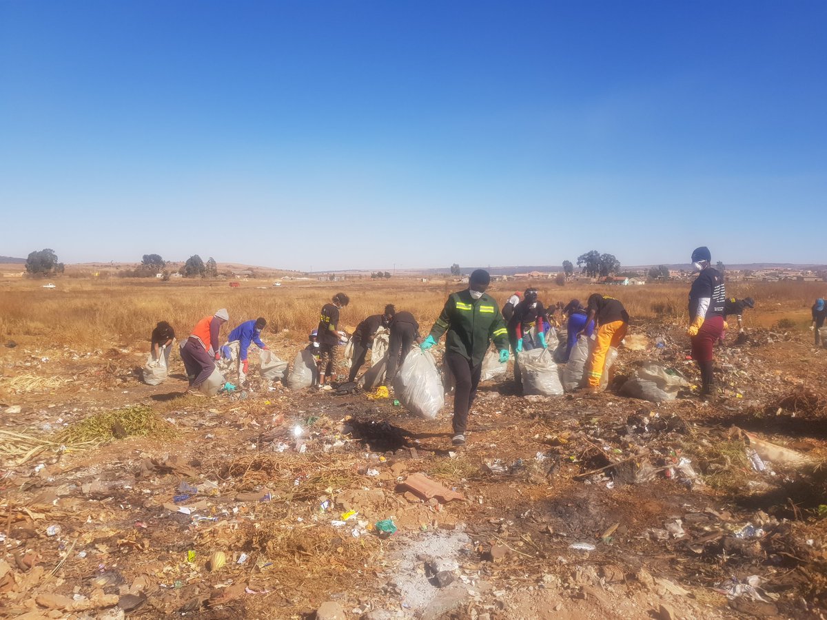 KathradaFound's tweet image. Massive clean up underway in a veld in the Lawley/ Ennerdale area, Johannesburg. The clean up of what has become an illegal dumpsite bordering homes &amp;amp; shops, is being organised by Ahmed Kathrada Foundation youth clubs in the vicinity. #AKFyouth #wewilldoit #KeepCommunitiesClean