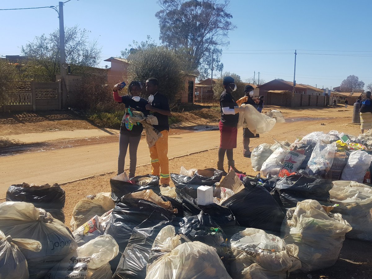 KathradaFound's tweet image. Massive clean up underway in a veld in the Lawley/ Ennerdale area, Johannesburg. The clean up of what has become an illegal dumpsite bordering homes &amp;amp; shops, is being organised by Ahmed Kathrada Foundation youth clubs in the vicinity. #AKFyouth #wewilldoit #KeepCommunitiesClean