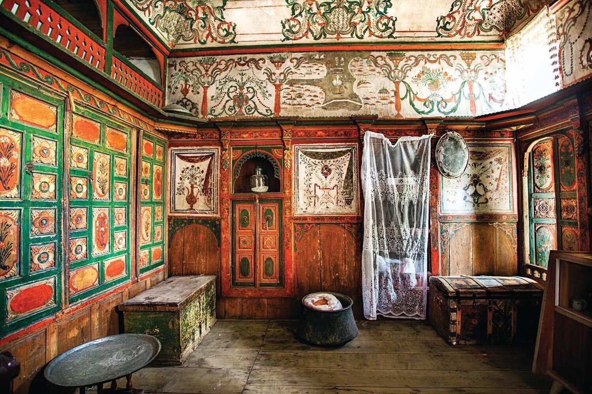 leylak ninnin oryantal geleneksel turk evlerinde odayi boydan boya dolanan raf bulmaca bilsanatolye com