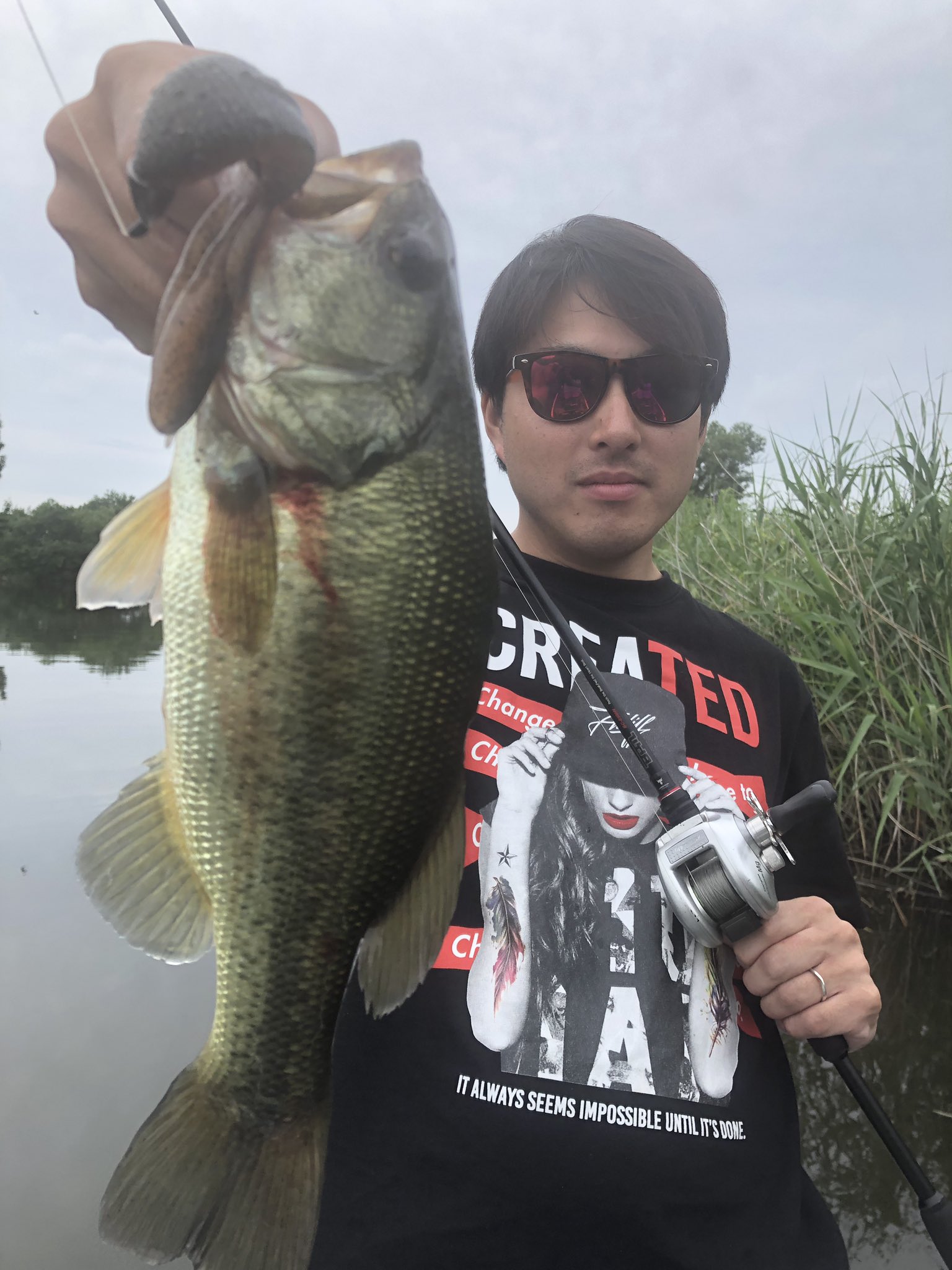 ハッセーfishingman 友達と多々良沼釣行 やっときたよ 2バイト1フィッシュ サイズ小さいけどコンディションのいい魚やった お互い釣れて良かったぜ そしてこの色のファイボス4 5釣れるな 多々良沼 群馬県 Jackall バス釣り T Co