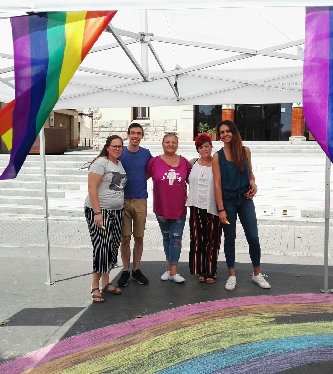 Continuen les activitats de l'Orgull LGTBI a #SantVicençdelsHorts amb un arc de Sant Martí 🌈 pintat amb guixos a la calçada davant de l' <a href="/AjuntamentSVH/">Ajuntament SVH</a>

<a href="/donat_vida/">Dóna't Vida</a>
#SantVicençdelsHorts #MariaPelaez #XavierGómez #MireiaVergés