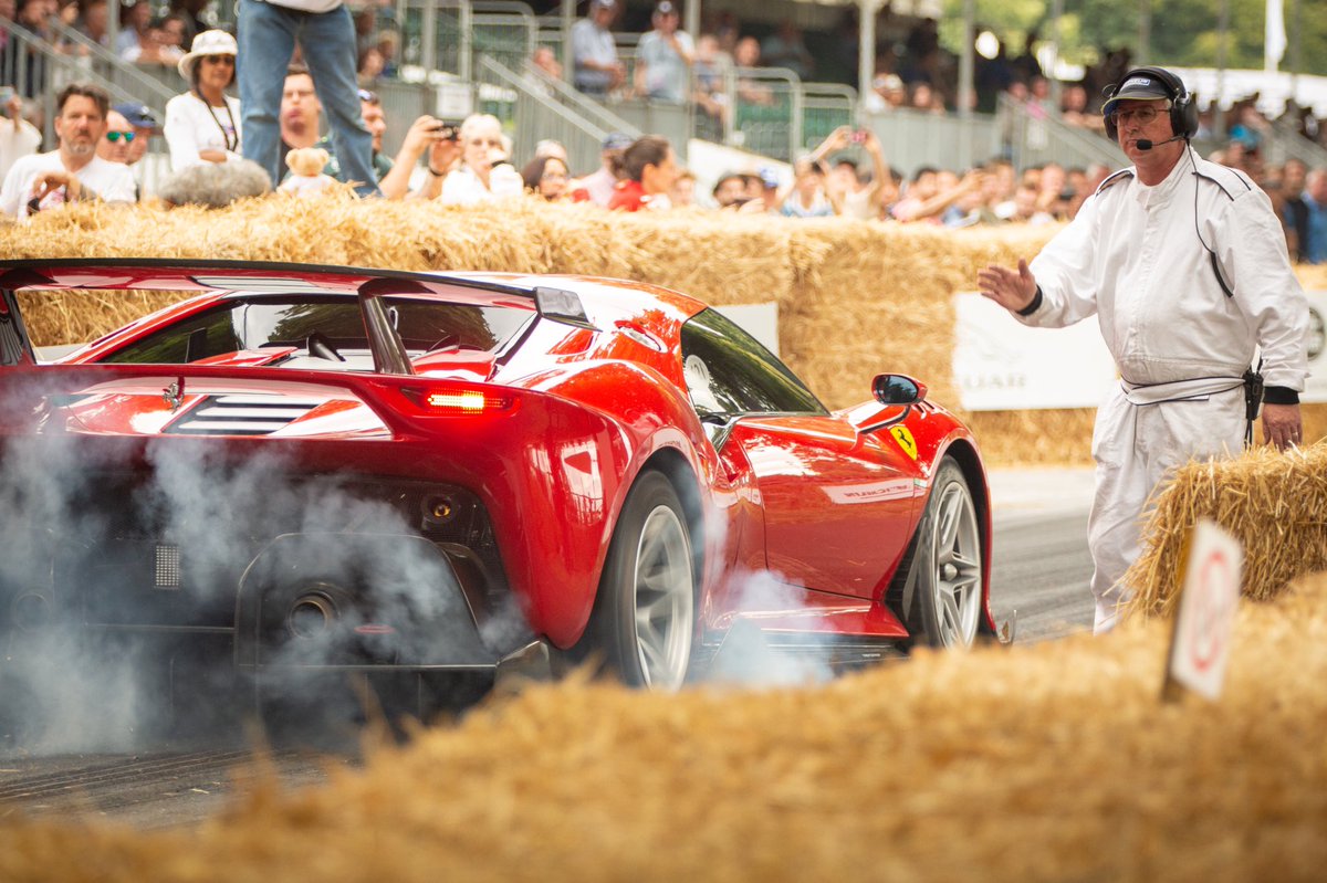 FerrariRaces's tweet photo. #Ferrari cars look even more stunning at @fosgoodwood 😍
#FOS #FerrariCorseClienti #XXProgrammes #F1Clienti #FerrariMonzaSP2 #FerrariP80/C https://t.co/5LCWg5V0jy