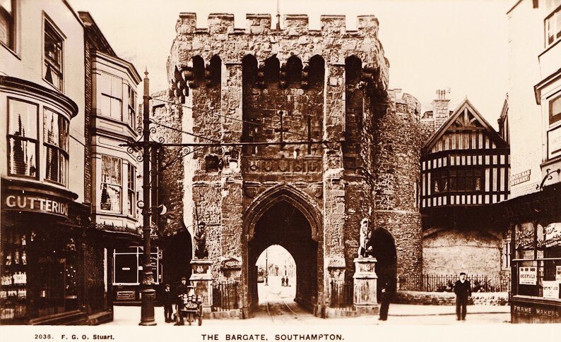 FGO Stuart postcard of the Bargate early 1900’s. @BargateQuarter @SECRETSOUTHAMP1 @SouthamptonPic @Go_Southampton @UnseenSoton @ght_soton  @VisitSoton