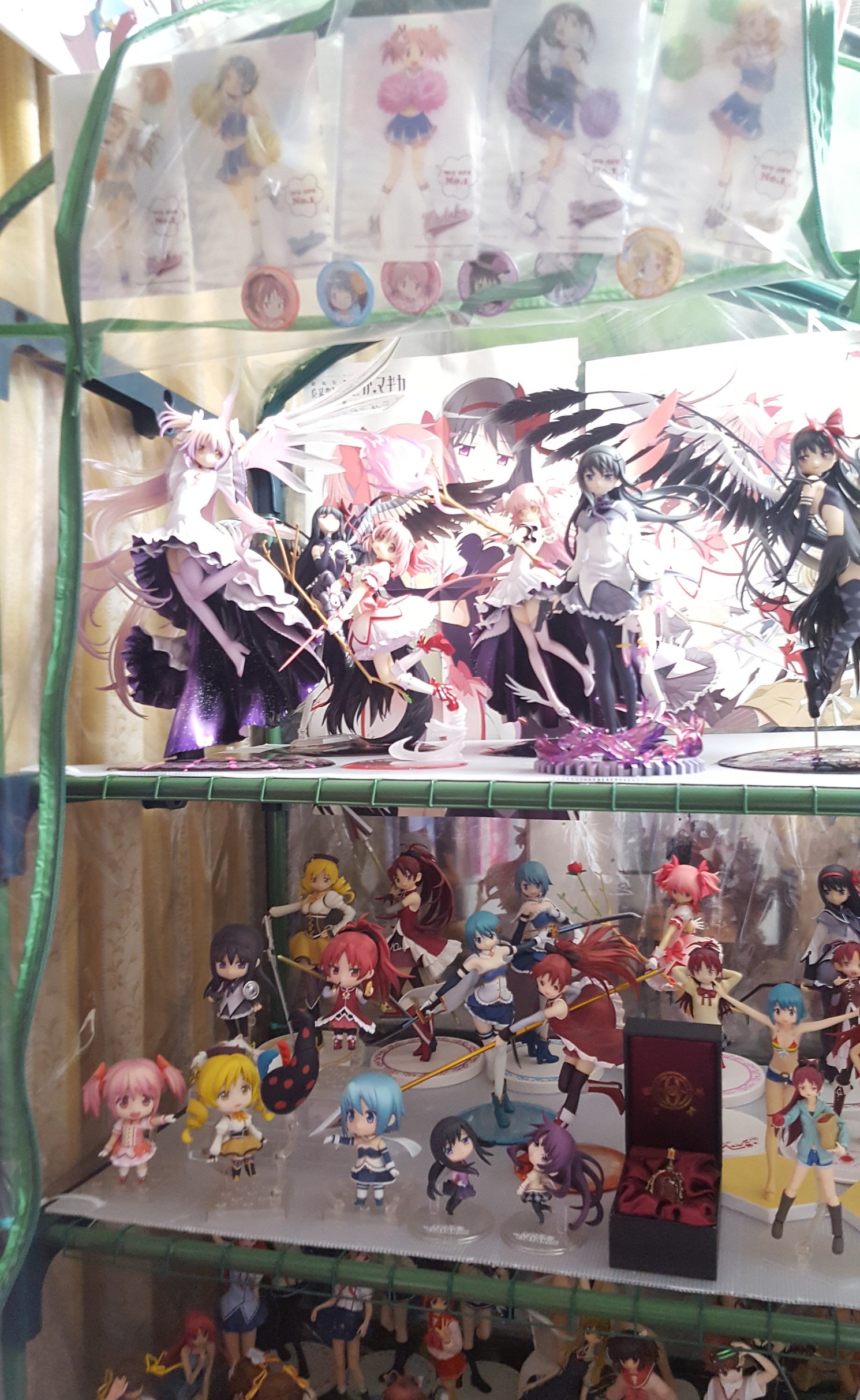 へたれ男爵 フィギュア部屋の地震対策 配置変更 魔法少女まどかマギカ 魔法少女ゾーン ここまで揃えたらスケールで揃えろよ感もあるが 当時 懐事情的にも好きなペアを重視した模様 後 プライズも決して出来は悪くないし プライズだからの