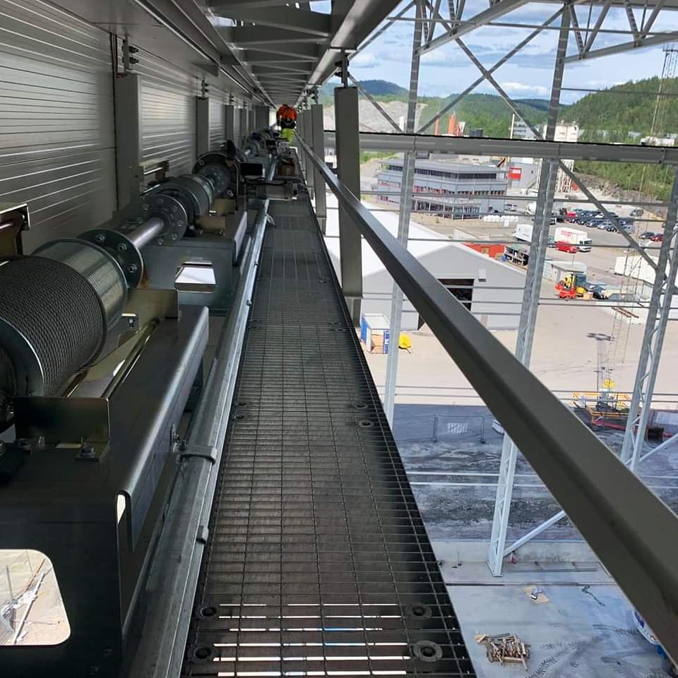 Vi er i gang med dukportmontering på Vold .
👉Da er dukene i rammene, akslinger, tromler og motorer på plass.
👉Porten løftes av 8 wire og 3 motorer.
👉Nå starter igangkjøring og justeringer. 😎
.
#doormax #garasje #dukport #havneterminal #telemark #vestfold #grenland #porsgrunn