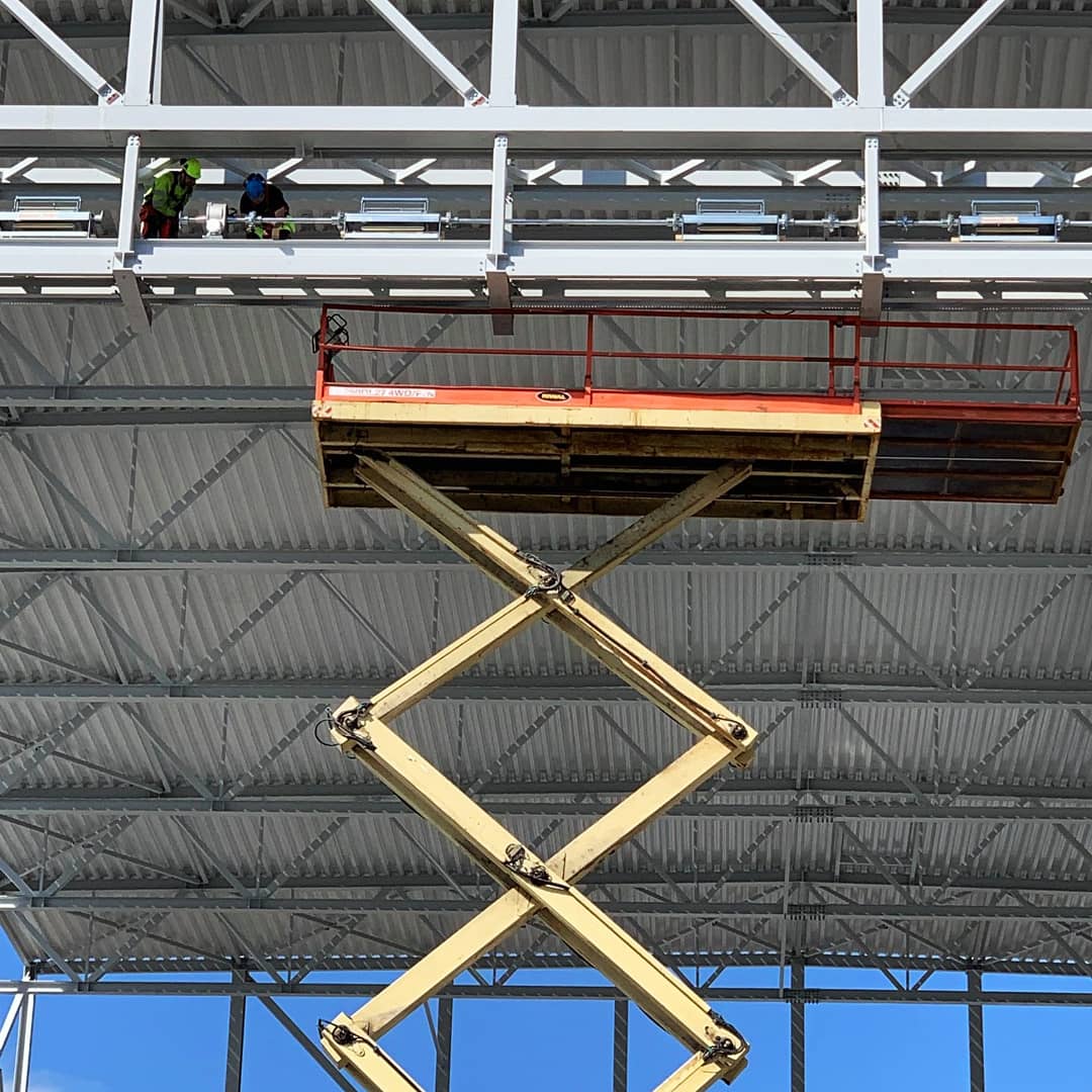 Vi er i gang med dukportmontering på Vold .
👉Da er dukene i rammene, akslinger, tromler og motorer på plass.
👉Porten løftes av 8 wire og 3 motorer.
👉Nå starter igangkjøring og justeringer. 😎
.
#doormax #garasje #dukport #havneterminal #telemark #vestfold #grenland #porsgrunn