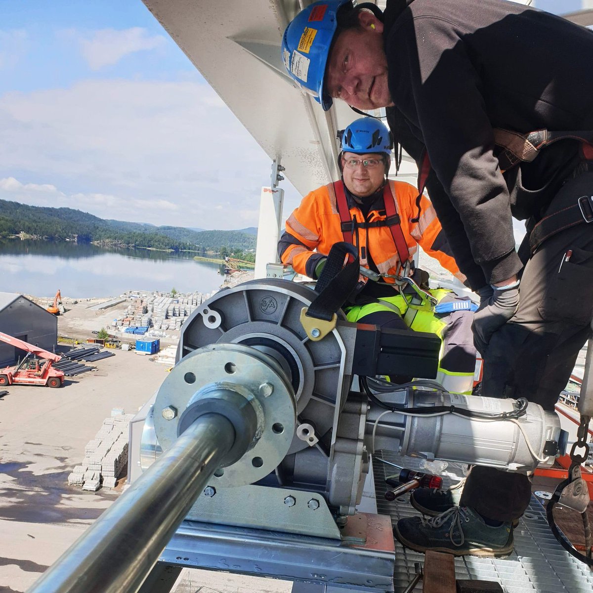 Vi er i gang med dukportmontering på Vold .
👉Da er dukene i rammene, akslinger, tromler og motorer på plass.
👉Porten løftes av 8 wire og 3 motorer.
👉Nå starter igangkjøring og justeringer. 😎
.
#doormax #garasje #dukport #havneterminal #telemark #vestfold #grenland #porsgrunn