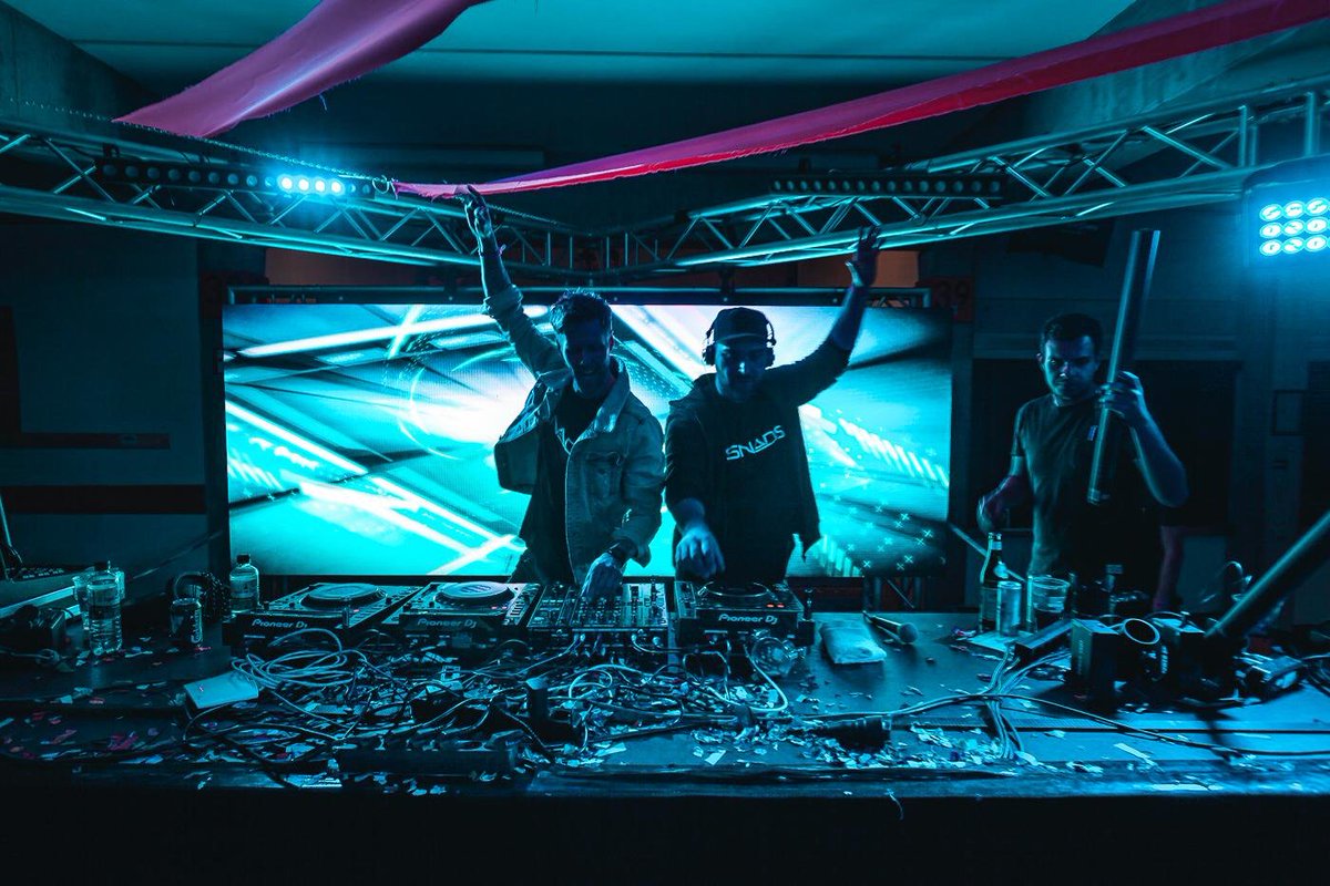 SnadsMusic's tweet photo. Raise your hands if you‘re ready for the weekend 🙌 https://t.co/AQzrge7QSl