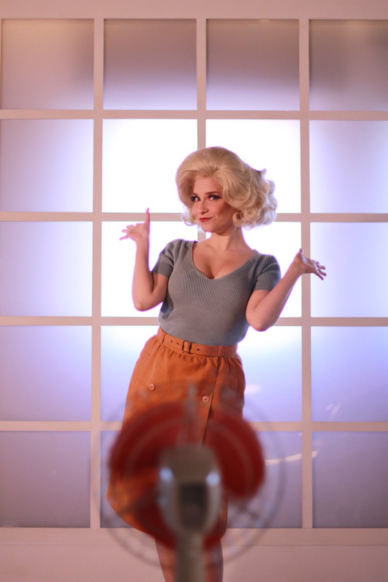 maldateatre's tweet photo. La Doralee (@MireiaLoPi) porta un temps a l'oficina i és l'empleada preferida del Sr. Hart 😒 És molt més que una barbie amb perruca
#9to5elmusical d'@EpidemiaTeatre NOMÉS 2 FUNCIONS! Avui a les 20.30h i demà a les 19h.
🎟 https://t.co/SLPiQ8FB9K #musicallovers #musical https://t.co/S1l30zhTMT