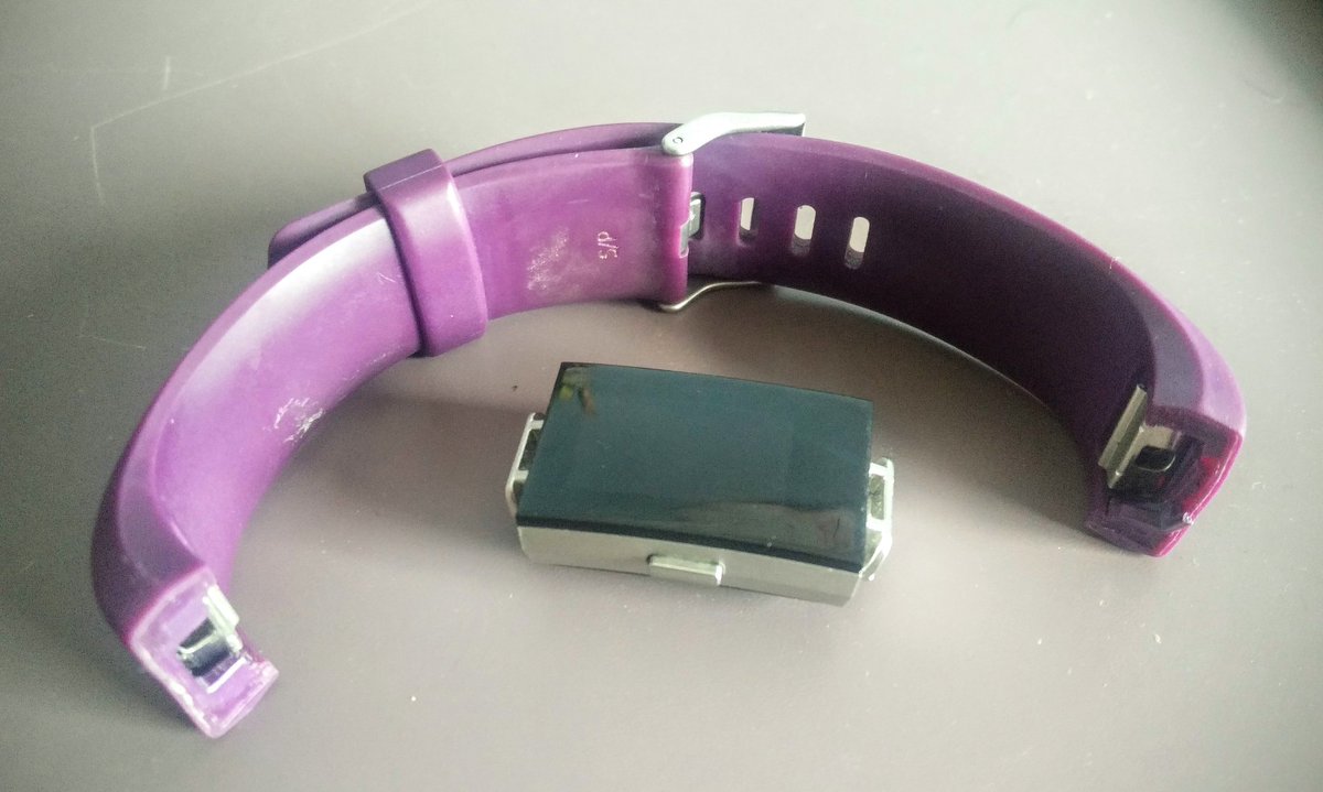 CuddleyKelly's tweet image. Another broken @FitbitUK strap. Not too annoyed this time as it has lasted about 18 months - and it was a kind replacement from Fitbit. But just wondering how long they&apos;re supposed to last?? 
#Fitbit #FitbitCharge2