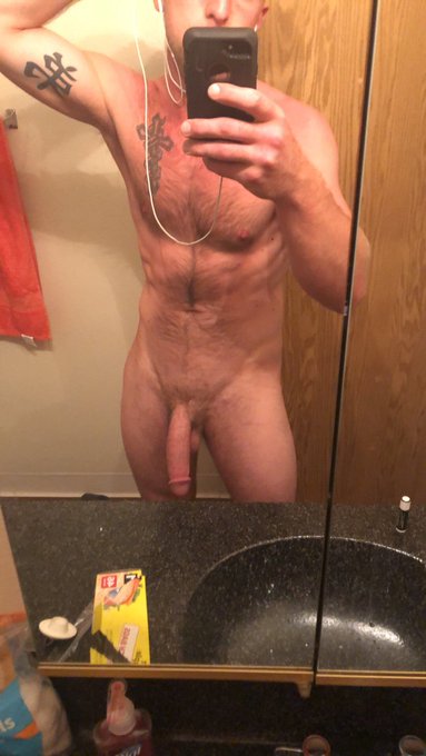 Post workout jogs always gives me a half chub 😱😏😏who  wants to hit the showers with me https://t.co/