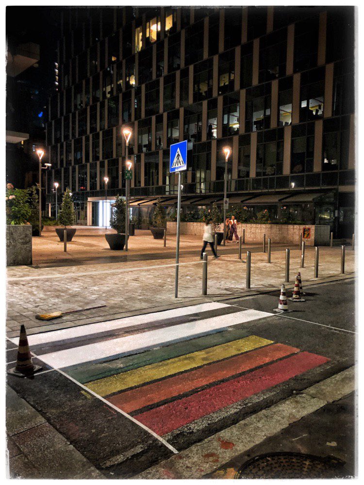 Lutby66's tweet photo. Quando la retorica finisce e parlano i fatti: #Milano #Isola @ComuneMI ricopre strisce pedonali arcobaleno fatte di fronte @pianoterralab da collettivi che popolano spazio occupato in occasione #Pride2019 smentendo propaganda “pride friendly” di #Sala @OffTopic_lab https://t.co/53UCnT0mD6