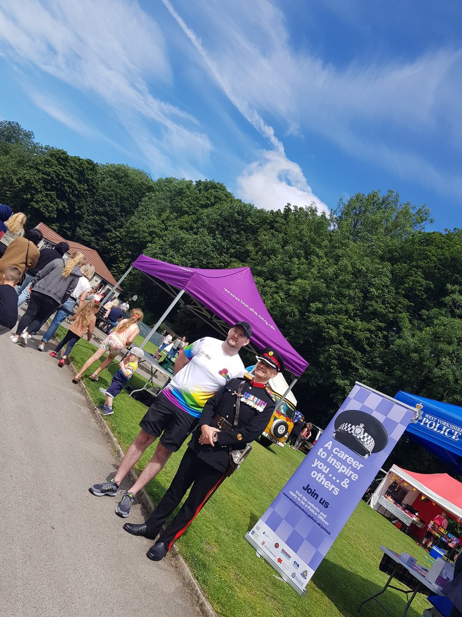 Esat1309's tweet image. The sun is shining bright for #BatleyPride 🌞🌞🌞🌞 @commlinksnorth @TTCKirklees @Touchstone_Spt