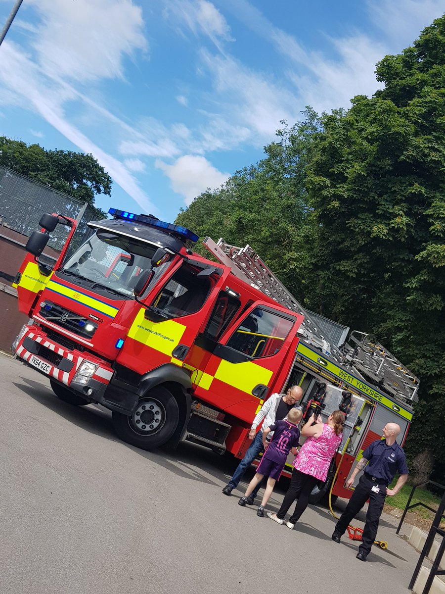 Esat1309's tweet image. The sun is shining bright for #BatleyPride 🌞🌞🌞🌞 @commlinksnorth @TTCKirklees @Touchstone_Spt