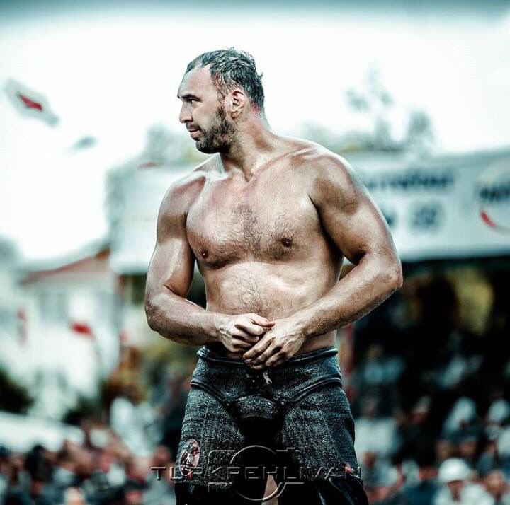 #Kırkpınar Üç yüz minareden ezan sesleri midir gelen?
Kırk davulun sesi midir, yoksa Koca Yusuf mudur gelen?
Sarayiçi kaynıyor, Adalı mıdır elenen?
Heeey, Bre Recep Gürbüz, uyuyor musun?
Ali’in, oğlun, yiğidin emaneti almaya geldi!
Duymuyor musun!