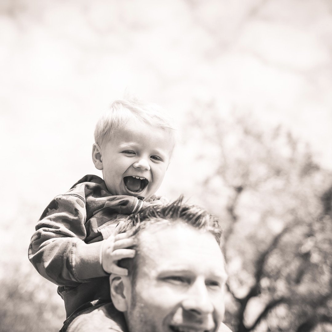 Fun with Dad
.
#beinthephoto #makememories #tinyhands #familyportraits #familyportraiture #familyportraitsession #familyportraitartist #familyportraitscardiff #familytime #familygoals #familyday #childhood #childhoodmemories #childportraits #hannahtimmphotography #piggyback