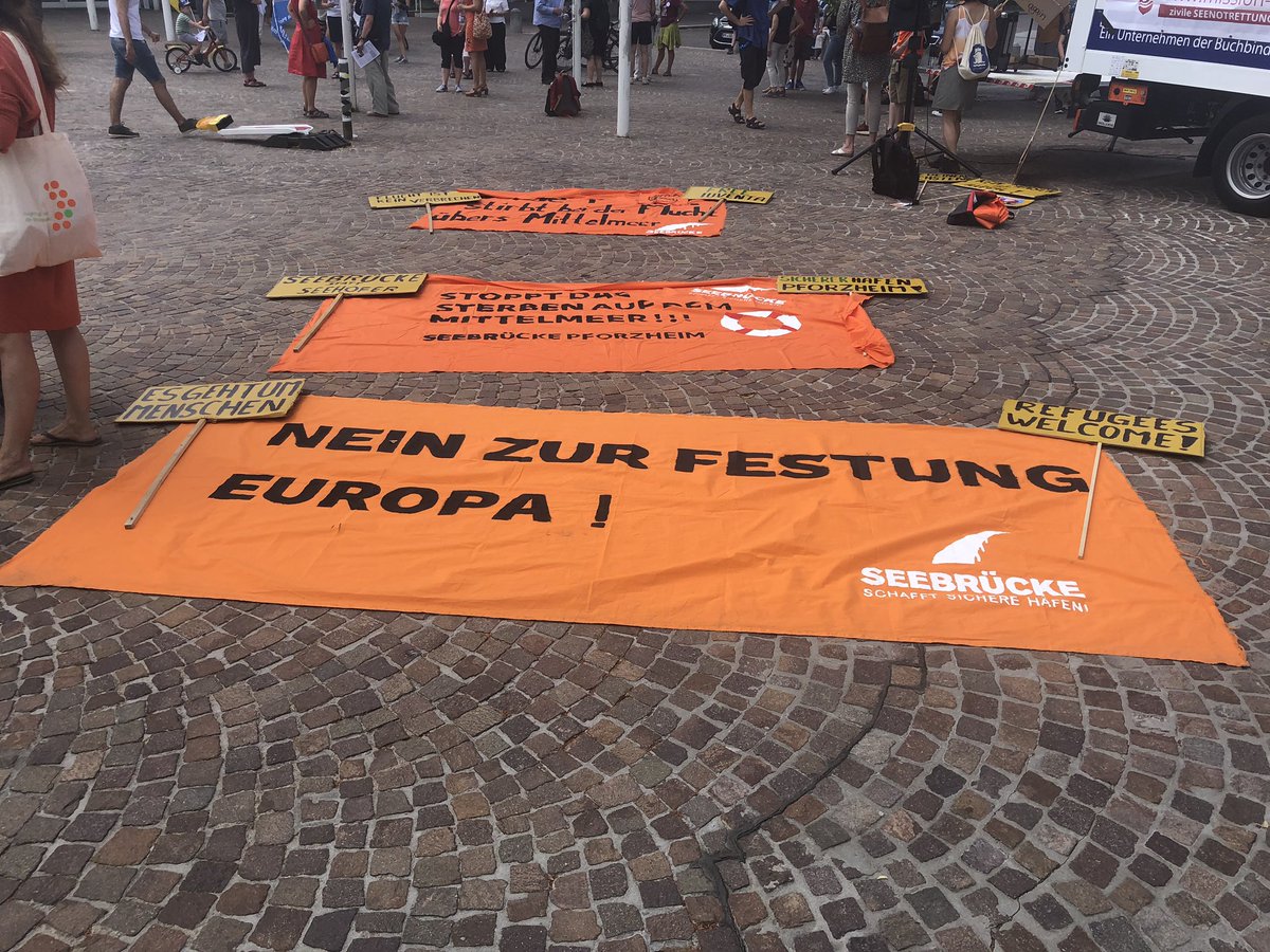 Bei all der Grausamkeit rund um die #FestungEuropa ist es ein wunderbares Gefühl das sich heute Tausende Menschen in über 90 Städten im Rahmen der #Seebrücke|n Aktionen wehren & einstehen für ein offenes Europa der #Menschenrechte. #SB0607 #alankurdi  #Seenotrettung @_Seebruecke_